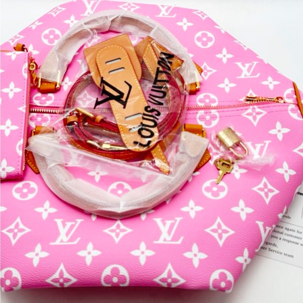 PINK SOLDOUT 50
Brand new with all accessories 
Beautiful carry handles
LV gold